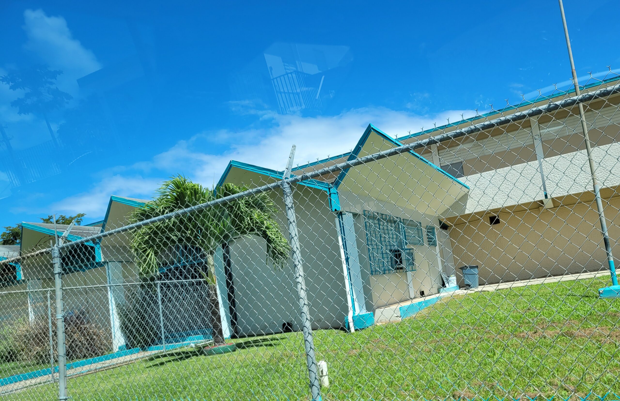 Frente de la escuela